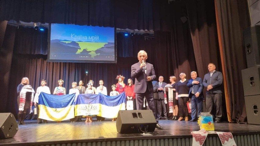 Dzieci i młodzież z Ukrainy podziękowali mieszkańcom Ziemi Kazimierskiej za pomoc. Poruszające widowisko w domu kultury. Zdjęcia i wideo