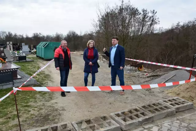 Z prawej - Piotr Sołtyk, prezes zarządu Przedsiębiorstwa Gospodarki Komunalnej i Mieszkaniowej w Sandomierzu wyjaśnia, że materiał budulcowy wykorzystany na potrzeby budowy ścieżki  przedsiębiorstwo  otrzymało z odzysku.