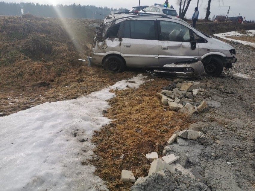 Podhale. Niebezpieczny wypadek w Maruszynie. Auto wypadło z drogi. Jedna osoba poszkodowana 