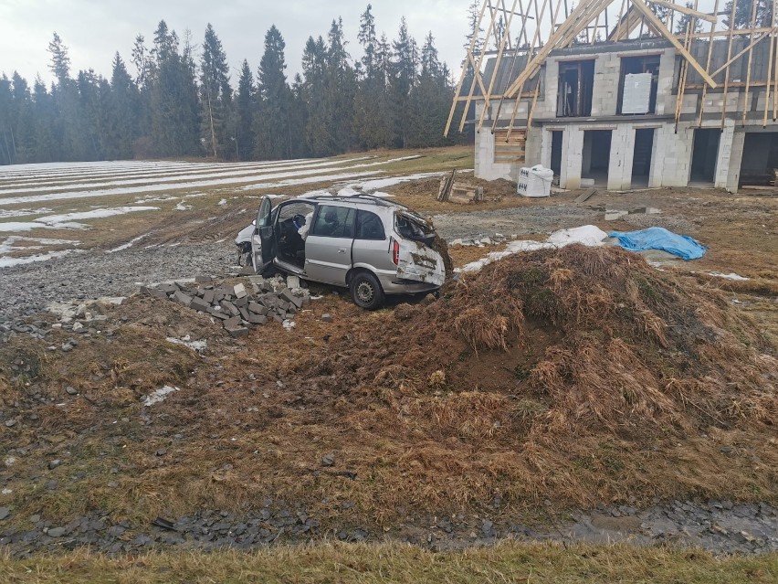 Podhale. Niebezpieczny wypadek w Maruszynie. Auto wypadło z drogi. Jedna osoba poszkodowana 