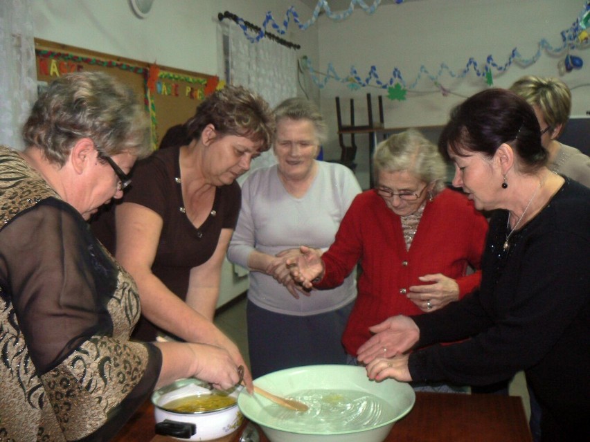 Koło Gospodyń Wiejskich w Daleszynku przygotowało andrzejki dla seniorów