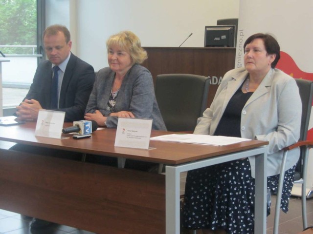 Od lewej: poseł Zbigniew Dolata, starosta Beata Tarczyńska oraz Iwona Ratajczak, dyrektor ZSP nr 1 w Gnieźnie.
