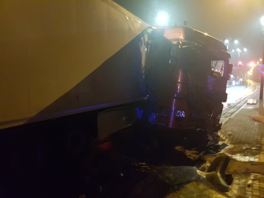 Głogów: Na rogatkach miasta ciężarówka wypadła z drogi i uderzyła w budynek