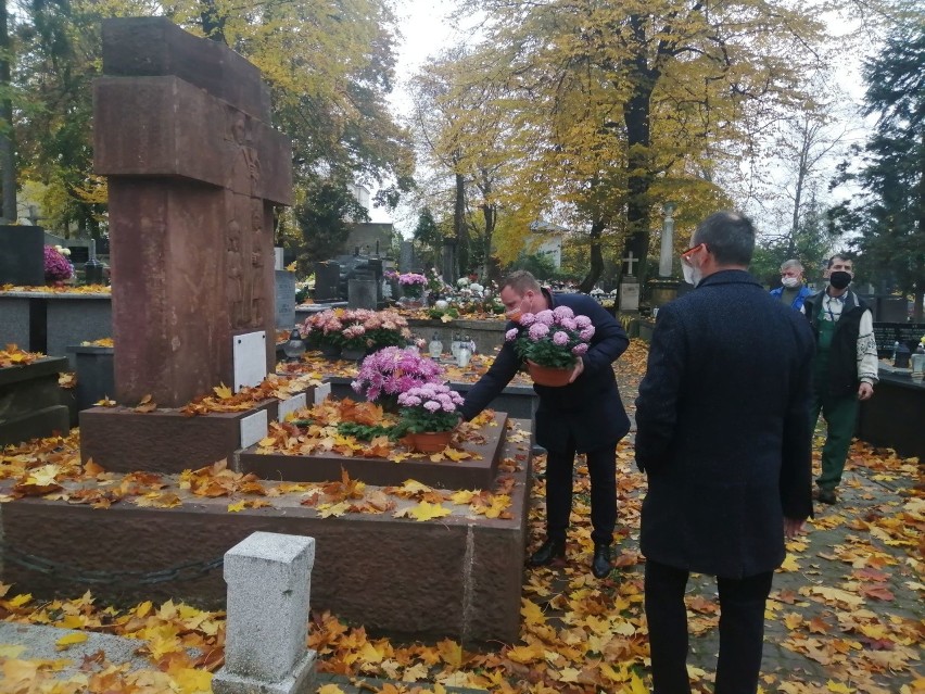 Chryzantemy dla Społecznego Komitetu Odnowy Cmentarza Katedralnego od burmistrza i radnych Sandomierza [ZDJĘCIA]