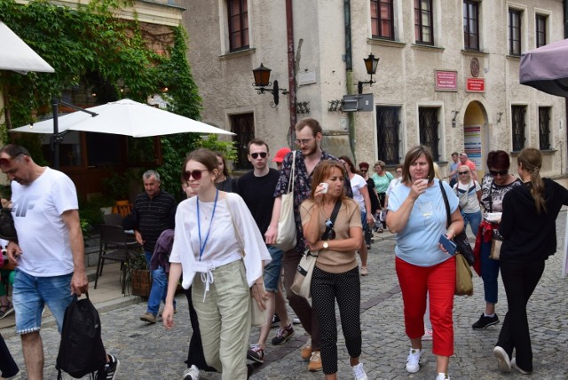 W pierwsza wakacyjną sobotę, 2 lipca Sandomierz przeżywał turystyczne oblężenie. Rynek już od rana tętnił życiem i z każdą godziną przybywało turystów. Szczególnie dużo było zorganizowanych grup turystycznych, które korzystając ze słonecznej aury postanowiły zwiedzić Królewskie Miasto. Zainteresowaniem cieszyły się lodziarnie i stojąca na Rynku wodna kurtyna. 

Zobaczcie na kolejnych slajdach, jak Sandomierz tętnił życiem w sobotę, 2 lipca >>>