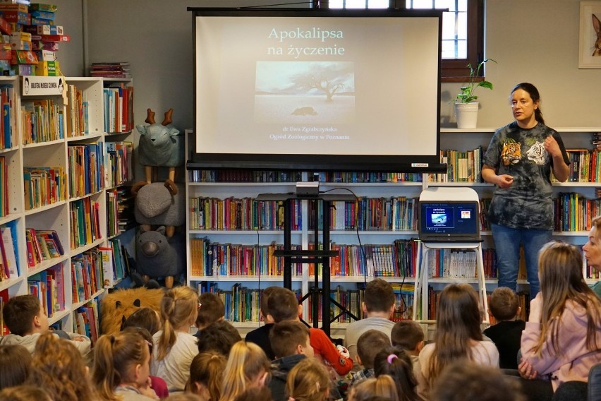 Wronki. Dyrektor poznańskiego zoo zagościła w bibliotece [ZDJĘCIA]