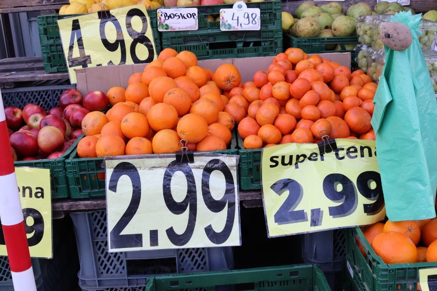 Ceny warzyw i owoców na straganie w Obornikach. Ile zapłacimy za rzodkiewkę, a ile za marchewkę?