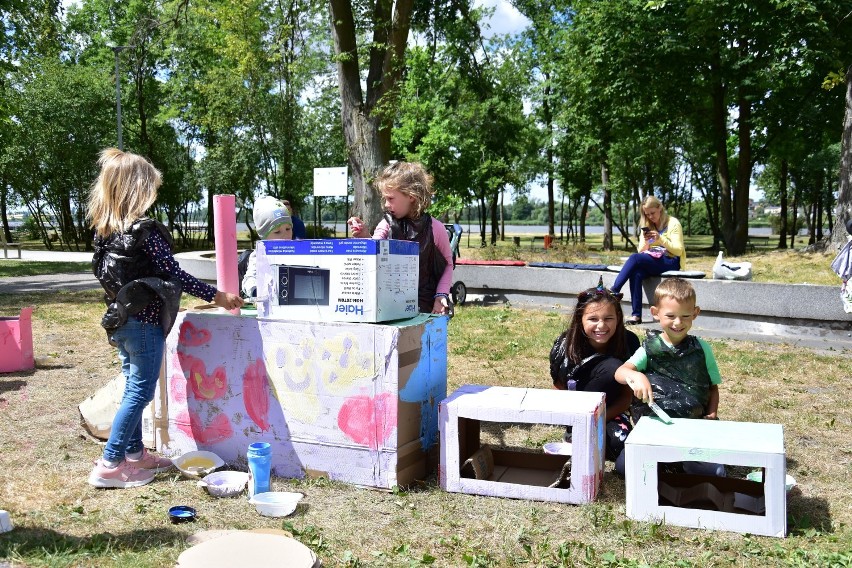 Recyklingowe budowle w ramach Letniego Ogrodu Sztuki ŻDK w Żninie [zdjęcia]