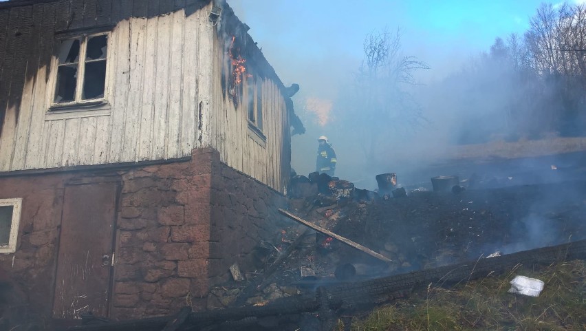 Pożar w Zwardoniu, gaszenie było bardzo trudne. Dom znajdował się wysoko na zboczu góry [ZDJĘCIA]