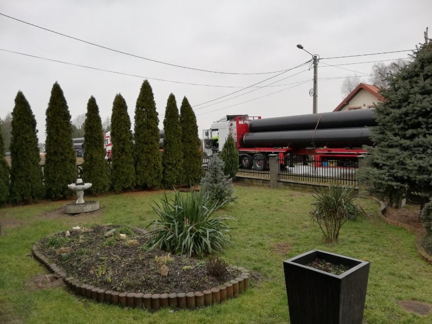 Ciężki sprzęt wożony był drogą koło domu rodziny Wiatrów