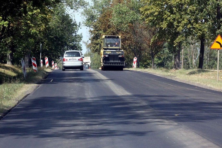 Remont drogi pomiędzy Legnicą a Chojnowem. Wprowadzono ruch wahadłowy, zobaczcie aktualne zdjęcia