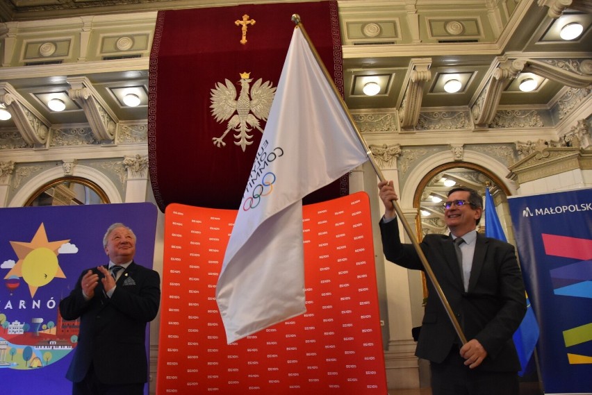 Uroczyste przekazanie flagi prezydentowi Tarnowa odbyła się...