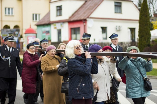 Tumy wiernych uczestniczyły w drodze krzyżowej, która przeszła ulicami Sandomierza