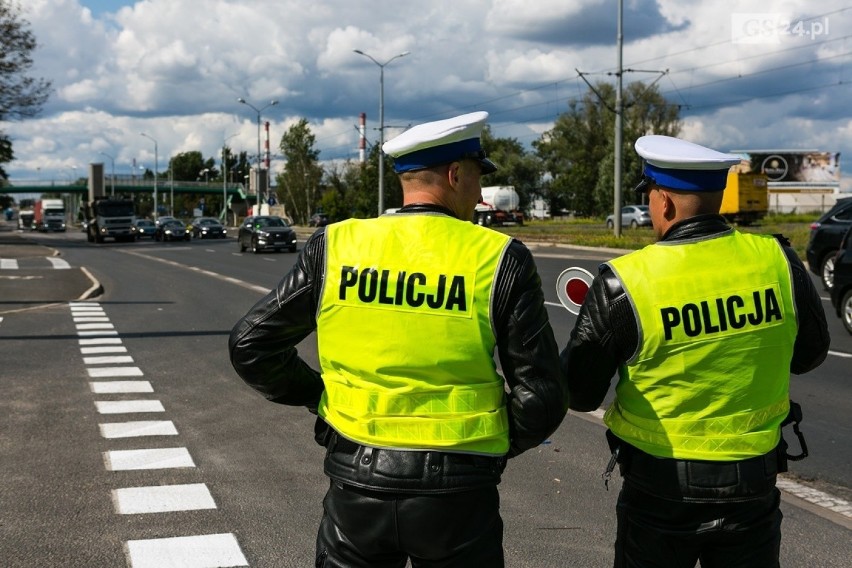 Policjanci pilnują bezpieczeństwa na drogach w długi weekend