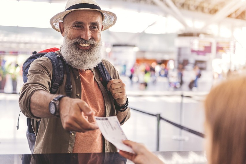 Seniorzy, podróżując, mogą dużo zaoszczędzić. Podróżowanie...
