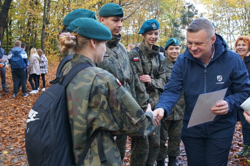 Kilkadziesiąt osób wzięło udział w edukacyjnej wędrówce „Zielonym szlakiem” po Lesie Wolickim [ZDJĘCIA]