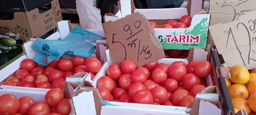 Jak co tydzień nie brakowało na targu dużej ilości pomidorów...
