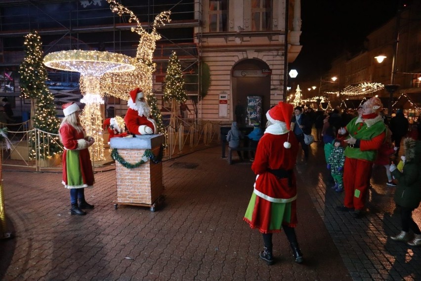 Wesołe miasteczko znajduje się w pasażu Schillera. Dla...