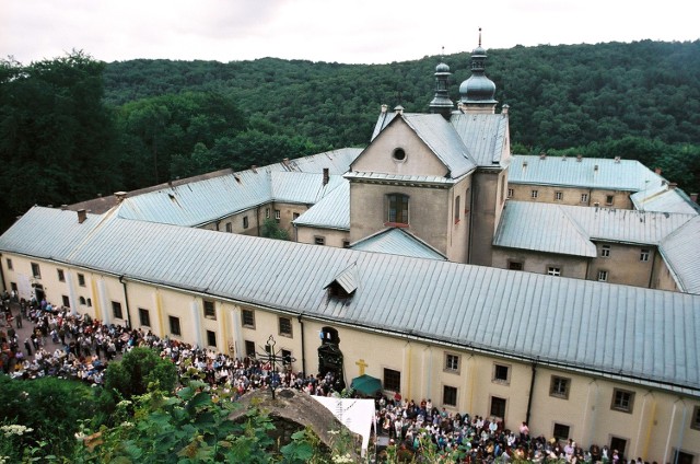 Sanktuarium Matki Bożej Szkaplerznej
To przed obrazem, który wisi w klasztorze Karmelitów Bosych, modlili się powstańcy styczniowi. Od XIX wieku, odkąd zlikwidowano klauzurę i otwarto kościół dla wiernych, Maryja z Czernej otoczona jest patriotycznym kultem. Wierni wokół obrazu wieszają wota wdzięczności również za nawrócenie.