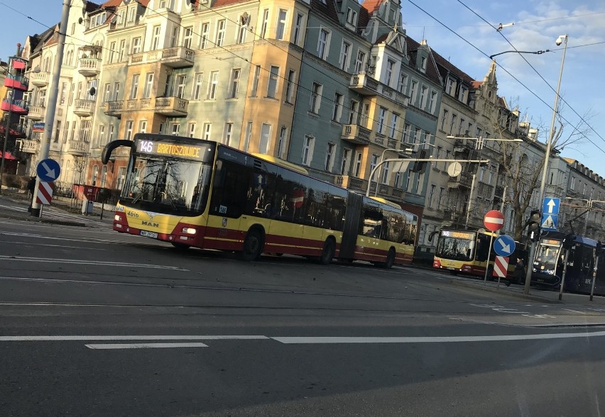 Wrocław. Na moście Zwierzynieckim wykoleił się tramwaj nauki jazdy [ZDJĘCIA]