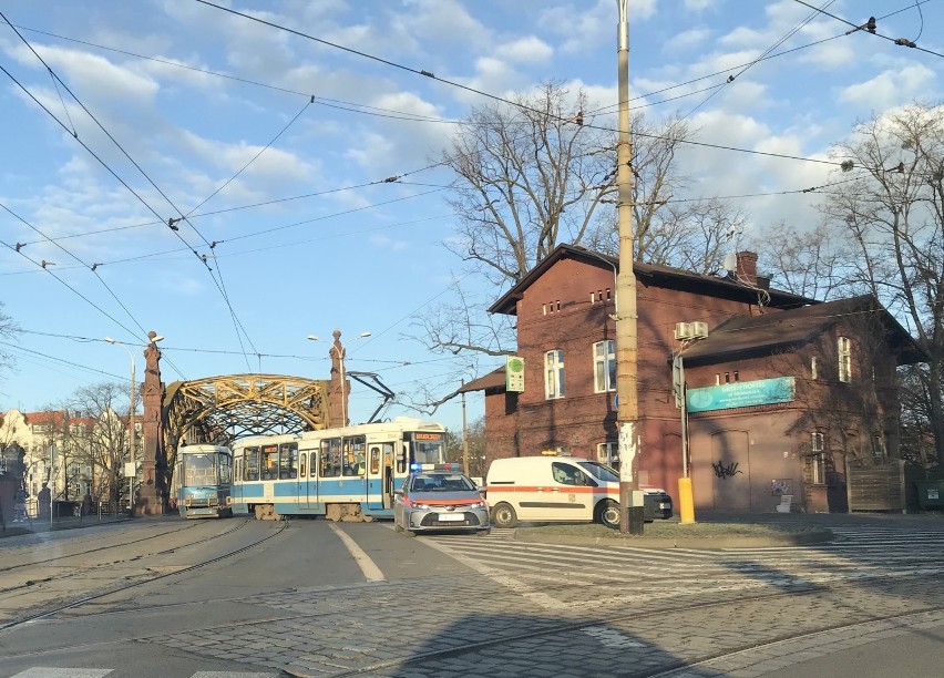 Wrocław. Na moście Zwierzynieckim wykoleił się tramwaj nauki jazdy [ZDJĘCIA]