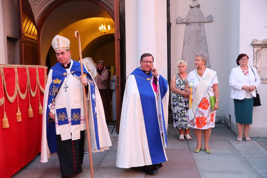 Uroczystości Zaśnięcia i Wniebowzięcia NMP w kościele...