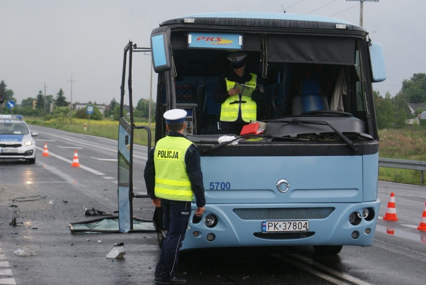 W Stawiszynie autobus PKS w Kaliszu zderzył się ciężarówką....
