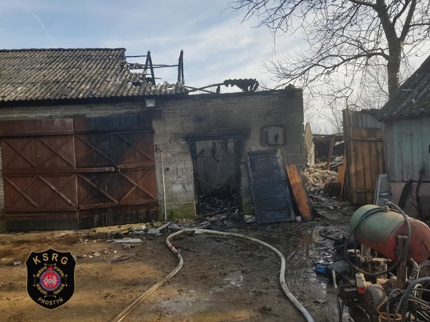 Borowe. Pożar budynku gospodarczego, 17.02.2020. Ogień gasiło dziewięć zastępów strażackich [ZDJĘCIA]