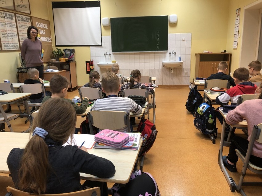 Uczniowie SP 10 w Lesznie w nowej szkole. Zobacz jak radzą sobie w nowym miejscu ZDJĘCIA