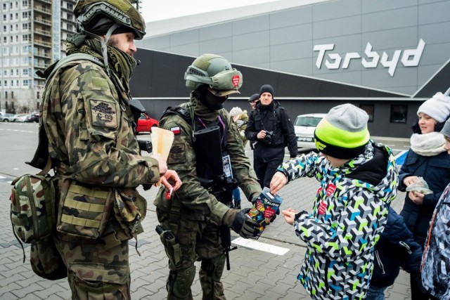 W tym roku ze względu na rewitalizację płyty Starego Rynku, centrum wydarzeń, związanych z 27 finałem WOŚP w Bydgoszczy znalazło się na terenie przed bydgoskim Torbydem. Tam stanęła scena muzyczna i stoiska fundacji, organizacji i podmiotów, wspierających tegoroczne granie orkiestry Jurka Owsiaka. Tam zaparkowały militarne pojazdy i terenowe wehikuły, pojawiły się stoiska Muzeum Telefonów Komórkowych, klubu sportowego Archers. Na parkingu przed lodowiskiem znalazł się również stragan z wojskową, pyszną grochówką oraz kramy z różnego rodzaju błyskająco-świecącymi akcesoriami. Kwestowali mi.in. członkowie Grupy Specjalnej BUK, miłośnicy ASG i młodzi sportowcy judocy.


WOŚP 2019 w Bydgoszczy. Oj, się dzieje!
