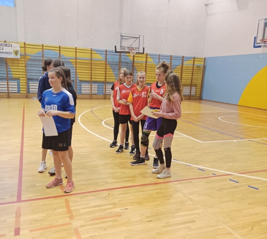 Lisewo Malborskie. Drużyna koszykówki dziewcząt tuż za podium szkolnych mistrzostw województwa pomorskiego 