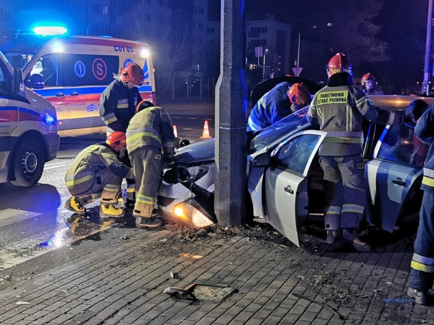 Wypadek na skrzyżowaniu Kaliska - Zbiegniewskiej we Włocławku. Zderzenie opli [zdjęcia]