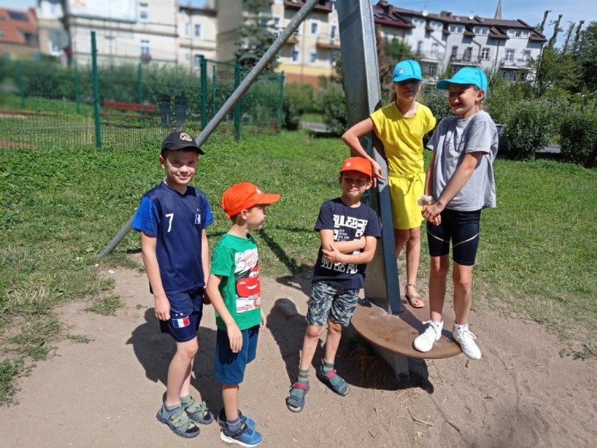 MOPS w Darłowie zorganizował półkolonie „Miejskie Darłowskie Wakacje 2022". Dzieci spędzają czas bez komputerów