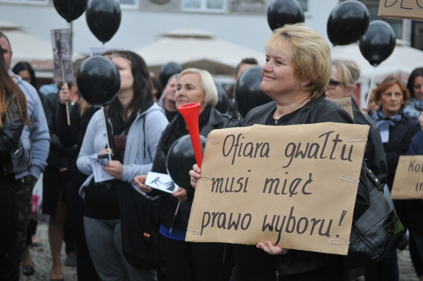 W Gorzowie Wlkp. czarny protest zorganizowano na rynku obok...