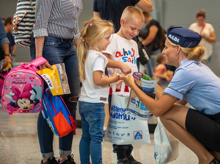 ALDI wita pasażerów wracających z wakacji na lotnisku Katowice-Pyrzowice! Nietypowa akcja sieci sklepów spożywczych [FILM i FOTO]