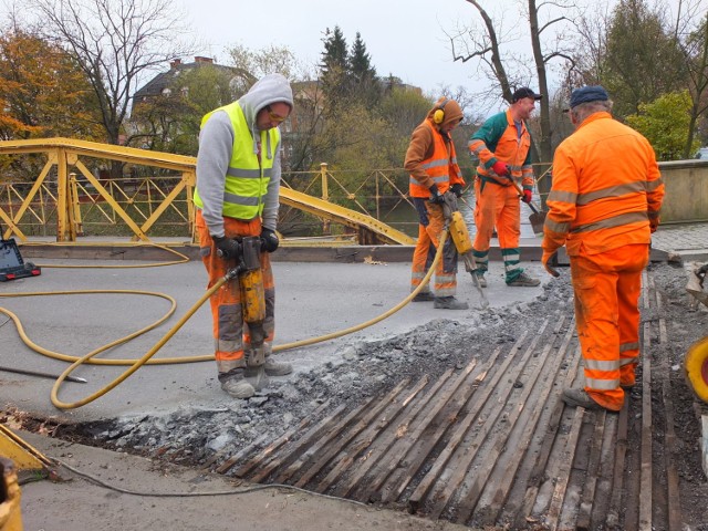 Remont Mostu Zamkowego potrwa do połowy grudnia. Drogowcy muszą wymienić drewniany podkład na zabytkowej przeprawie.