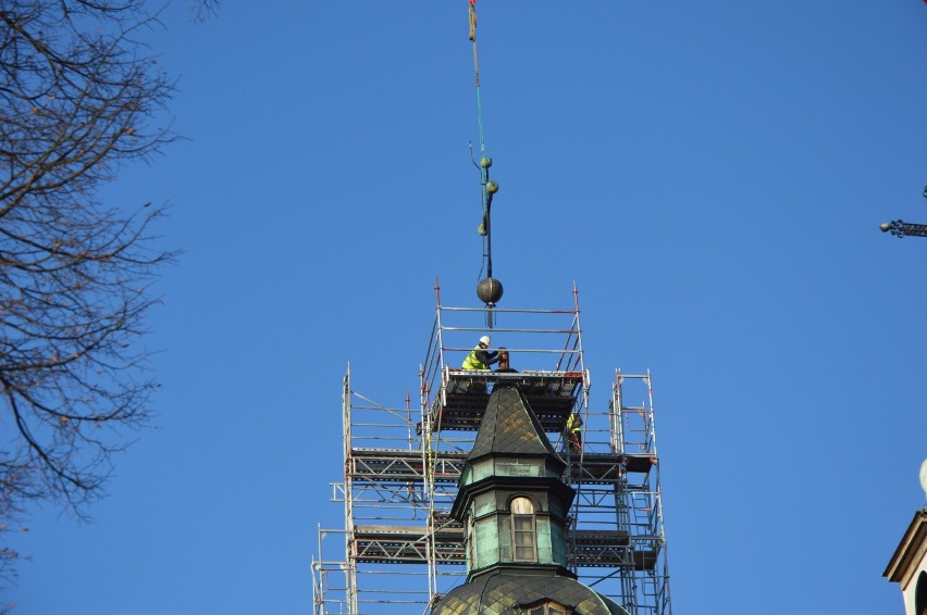 Odnowiony krzyż wrócił na szczyt wieży bazyliki w Zduńskiej...