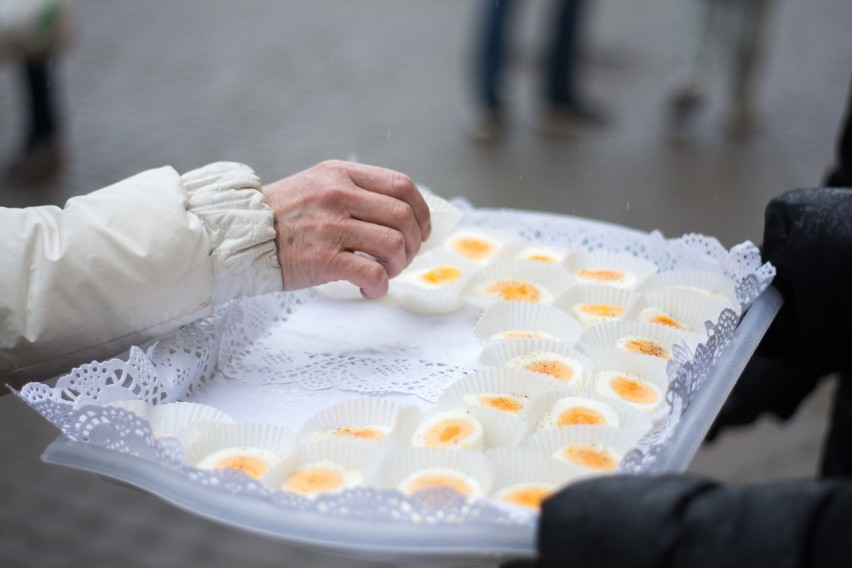 Śniadanie Wielkanocne z Caritas. Namiastka świętowania w reżimie sanitarnym. Zobacz zdjęcia