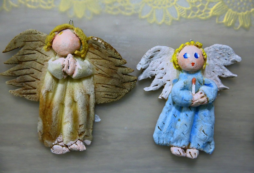 Eugenia Orłowa dla bliskich przygotowuje aniołki z masy...