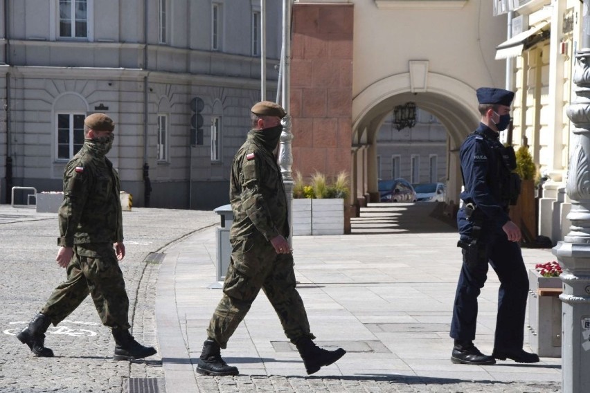 Policjanci i żołnierze wyruszyli w sobotę, 18 kwietnia na...