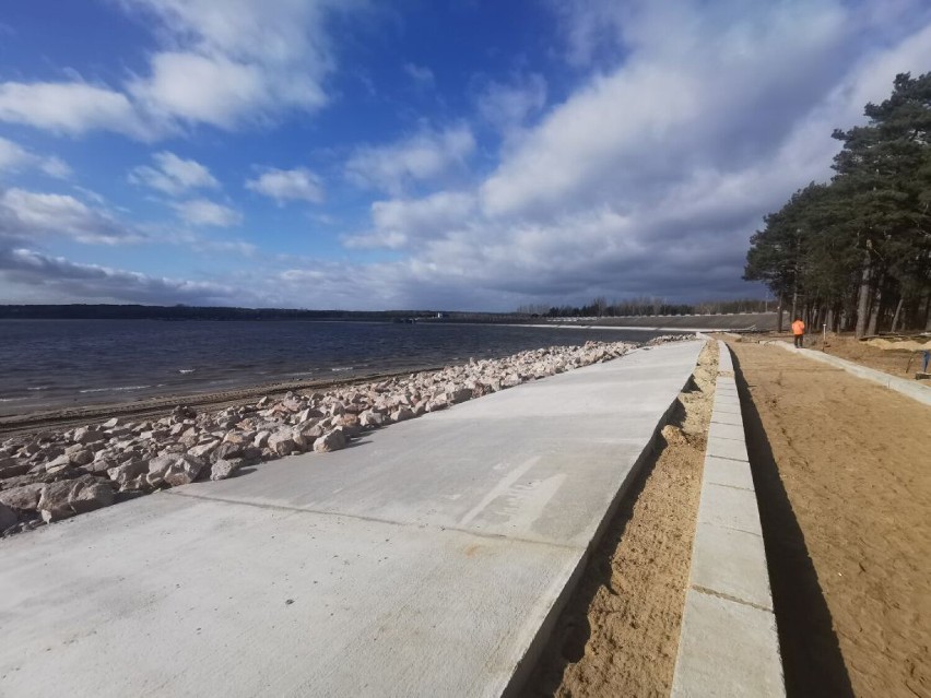 Jak zmieniają się tereny nad Zalewem Sulejowskim? Zobaczcie postępy prac na plaży w Smardzewicach [ZDJĘCIA]