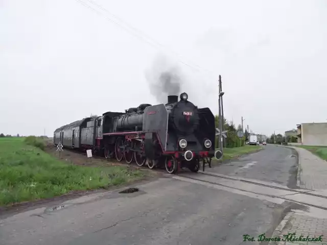 Pm36-2, gorący, buchający parą parowóz do prowadzenia planowych pociągów pasażerskich na trasach do Leszna i Zbąszynka.