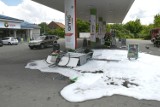 Na stacji paliw w Kielcach samochód uszkodził dystrybutor. Interweniowali strażacy