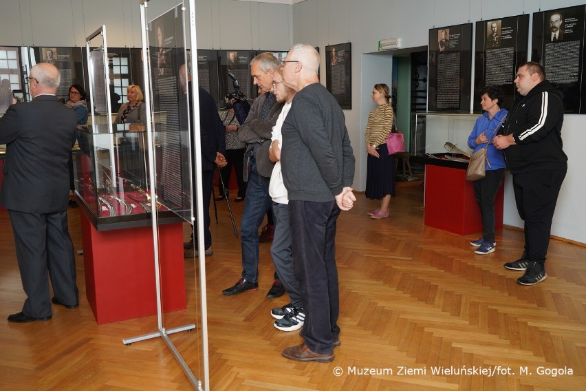 Szable dowódców Wojska Polskiego z okresu II RP na wystawie czasowej w Muzeum Ziemi Wieluńskiej 