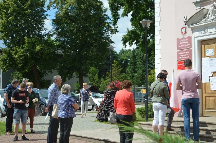 Kolejki do lokali wyborczych w Skierniewicach