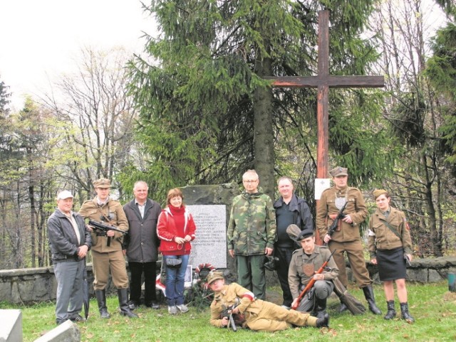 Na Błatniej w Brennej upamiętniono żołnierzy Narodowych Sił Zbrojnych. Tablicę odsłaniał Stanisław Pięta, towarzyszyli mu m.in. uczestnicy IX Rajdu "Bartka". Dziś nie działają już razem