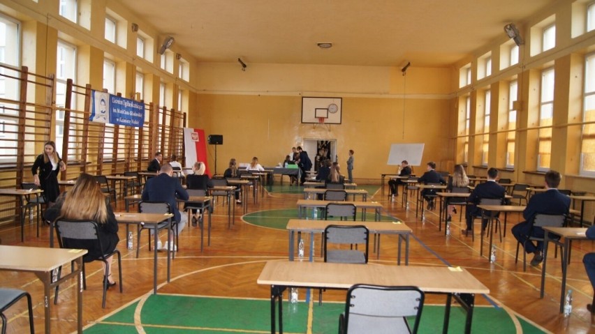 Matura 2022 z języka polskiego w w kazimierskim liceum ogólnokształcącym. Do egzaminu przystąpiło 58 absolwentów. Zobaczcie zdjęcia