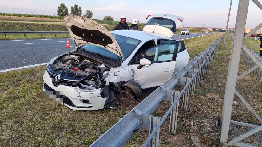 Renault uderzył w bariery na autostradzie A1 pod Włocławkiem
