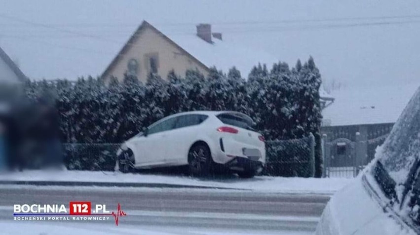 W Leszczynie na drodze wojewódzkiej nr 966 samochód zjechał...