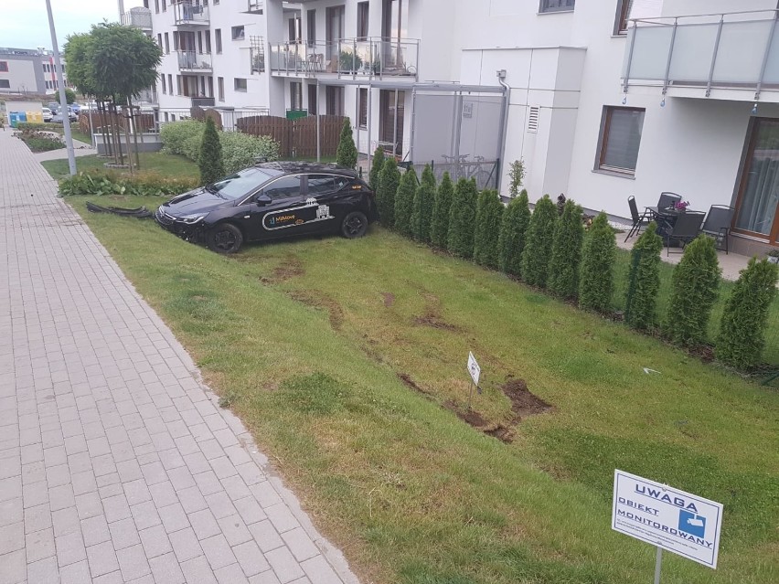 Nietrzeźwy kierowca "zaparkował" auto na minuty w ogródku